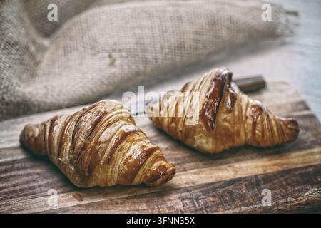Croissant francese, caffè e croissant Foto Stock