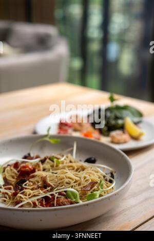 Spaghetti Aglio e Olio con pancetta croccante con aglio, olio d'oliva e peperoncino Foto Stock