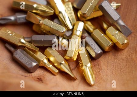 Punte di cacciavite assortite su superficie in legno rustico. Testine Pozidriv, Torx e a fessura. Concetto di artigianalità Foto Stock
