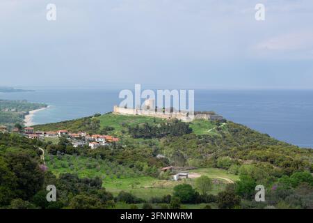 Castello medievale di Platamon che si affaccia sul Mar Egeo, Grecia Foto Stock
