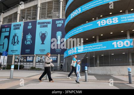 Etihad Stadium, Manchester, UK. 4 ott., 2026. Calcio della Women's Super League, Manchester City contro Arsenal; Tifosi del Manchester City che arrivano all'Etihad Stadium Credit: Action Plus Sports/Alamy Live News Foto Stock