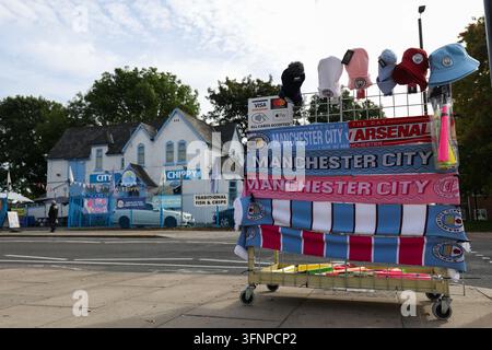 Etihad Stadium, Manchester, UK. 4 ott., 2026. Calcio della Super League femminile, Manchester City contro Arsenal; Merchandise del Manchester City venduto fuori dall'Etihad Stadium Credit: Action Plus Sports/Alamy Live News Foto Stock