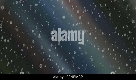 Sfondo astratto scuro e textureggiato con numerose piccole bolle luminose ed effetti di illuminazione sfumata. Foto Stock