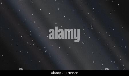 Sfondo astratto grigio scuro con sottili pieghe diagonali e una texture granulosa punteggiata di scintille bianche luminose. Foto Stock