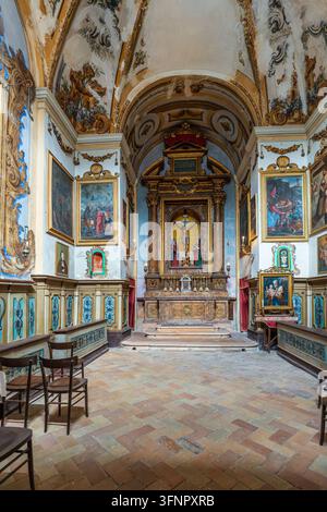 Una vista verticale a bassa angolazione dell'Oratorio della Morte a Urbino. In primo piano si distingue il pavimento in mattoni di terracotta disposto a spina di pesce Foto Stock