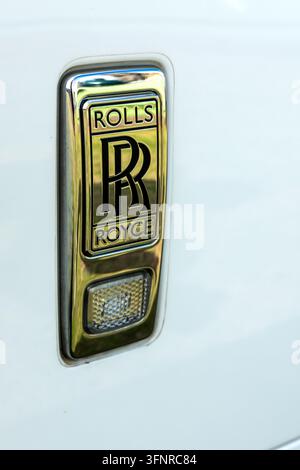 Ripetitore indicatore laterale e emblema monogramma RR su una Rolls-Royce Dawn bianca del 2020. Foto Stock