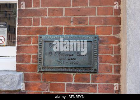 Filadelfia, Pennsylvania - 29 agosto 2026: Primo piano dettagliato di una targa commemorativa in bronzo patinato montata su una facciata in mattoni rossi coloniali. Foto Stock