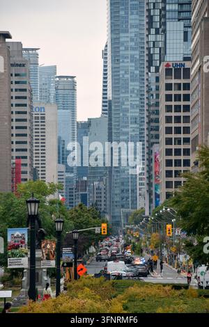 Toronto, Ontario, Canada – 30 settembre 2026: Vista ad alta angolazione verso sud lungo University Avenue da Queen’s Park, che mostra un traffico intenso, vetrate Foto Stock