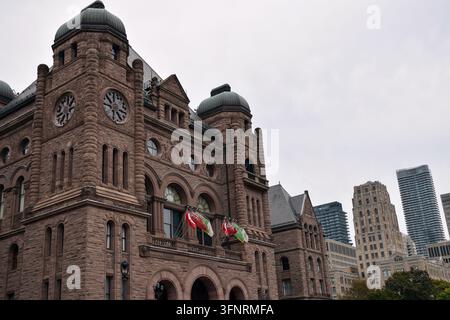 Toronto, Ontario, Canada – 30 settembre 2026: Vista ad angolo basso dell'angolo in arenaria rossa ornato dell'edificio legislativo dell'Ontario a Queen's Park, Foto Stock