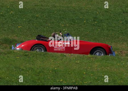 Auto classica in azione durante la speciale tappa a Rechberg nell'ambito della Suedsteiermark Classic, svoltasi il 24 aprile 2026 nella Stiria, Austria. L'immagine mostra Gerd-Dieter Mirtl, Magnus Kretz (Jaguar XK 150 DHC) anno di costruzione 1960. Foto Stock