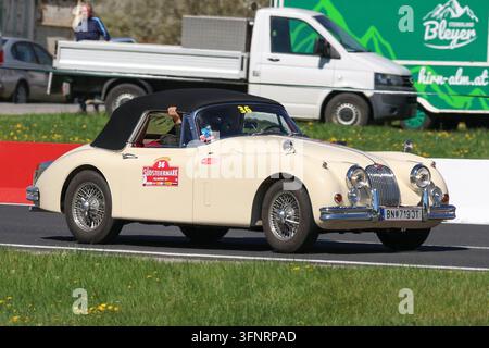 Auto classica in azione durante la prova speciale al Rechberg nell'ambito della Suedsteiermark Classic, che si è svolta il 24 aprile 2026 nella Stiria, Austria. L'immagine mostra Axel Gebauer, Andreas Hornyik (Jaguar XK 150 DHC) anno di costruzione 1960. Foto Stock