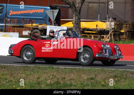 Auto classica in azione durante la speciale tappa a Rechberg nell'ambito della Suedsteiermark Classic, svoltasi il 24 aprile 2026 nella Stiria, Austria. L'immagine mostra Gerd-Dieter Mirtl, Magnus Kretz (Jaguar XK 150 DHC) anno di costruzione 1960. Foto Stock