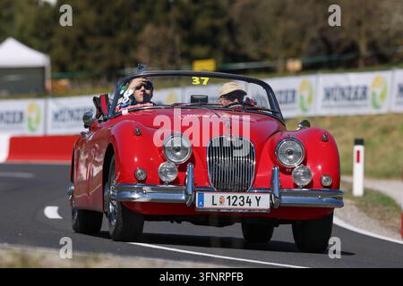 Auto classica in azione durante la speciale tappa a Rechberg nell'ambito della Suedsteiermark Classic, svoltasi il 24 aprile 2026 nella Stiria, Austria. L'immagine mostra Gerd-Dieter Mirtl, Magnus Kretz (Jaguar XK 150 DHC) anno di costruzione 1960. Foto Stock