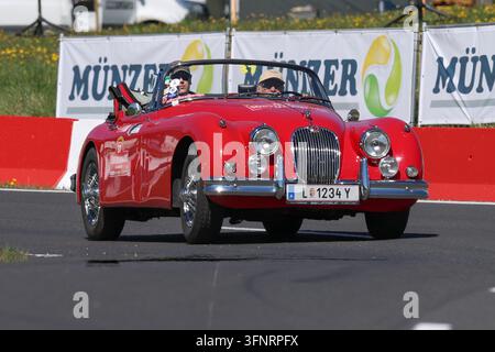 Auto classica in azione durante la speciale tappa a Rechberg nell'ambito della Suedsteiermark Classic, svoltasi il 24 aprile 2026 nella Stiria, Austria. L'immagine mostra Gerd-Dieter Mirtl, Magnus Kretz (Jaguar XK 150 DHC) anno di costruzione 1960. Foto Stock