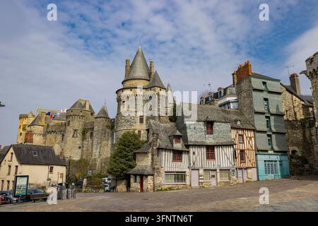 Castello medievale e case a graticcio che costeggiano una piazza tradizionale a Vitre Foto Stock
