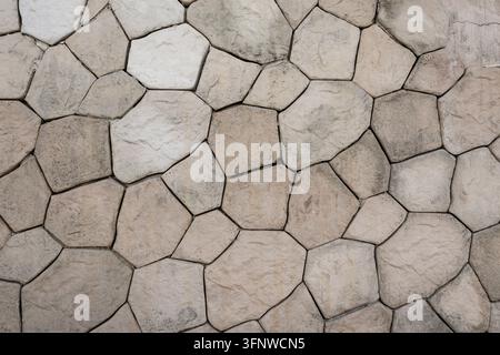 Pavimentazione in piastrelle di pietra a forma poligonale irregolare – Sfondo texture mosaico di roccia naturale grigia Foto Stock