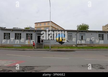 Un murale di sostegno all'Ucraina con uno sfondo della bandiera ucraina in una palestra a Praga, Repubblica Ceca, giugno 2026 Foto Stock