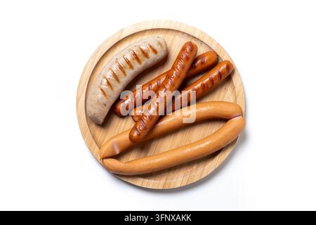 Salsicce grigliate assortite servite su piatto di legno Foto Stock