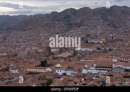 Affascinante veduta aerea che mostra la città storica di Cusco, Perù. Una miscela di architettura inca e coloniale incastonata tra le montagne andine, rappresenta Foto Stock