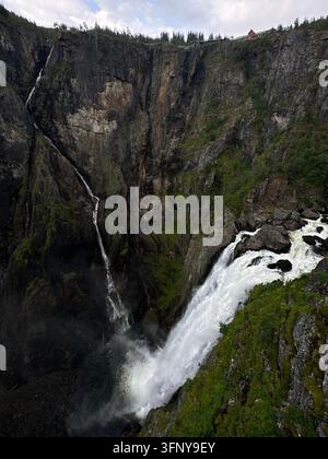 La cascata di Vøringsfossen a Eidfjord, Vestland, Norvegia, scende maestosa su una ripida parete rocciosa. Il potente flusso d'acqua si riversa in Foto Stock