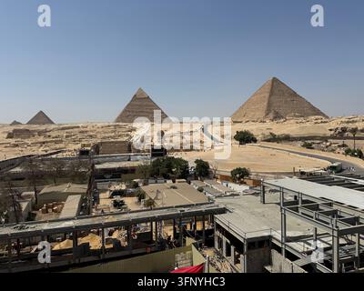 Vista panoramica sulle Grandi Piramidi e sul plateau di Giza vicino al Cairo, Egitto Foto Stock