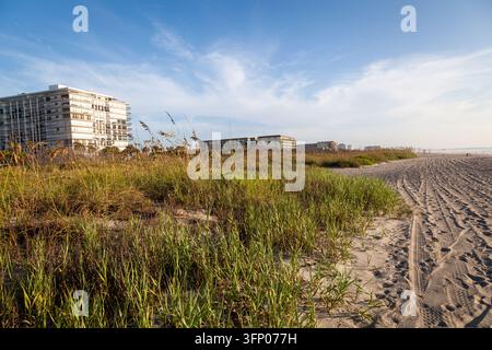 Alberghi, condomini e appartamenti lungo la costa di Cocoa Beach. Foto Stock