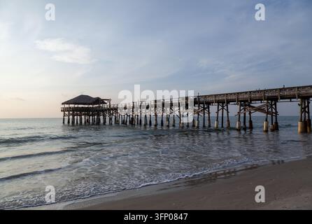 Il molo di Cocoa Beach sull'Oceano Atlantico sulla costa della Florida. Foto Stock
