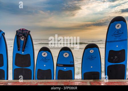 Lima, Perù - 30 marzo 2025: Tavole da surf allineate sul lungomare che si affaccia sull'Oceano Pacifico a Lima, Perù Foto Stock