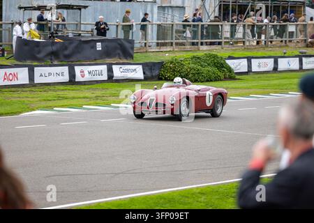 Auto da corsa rossa Alfa Romeo 1900 Sport Spider numero 0 in gara al Goodwood Revival sul Goodwood Motor Circuit, nel West Sussex. Foto Stock
