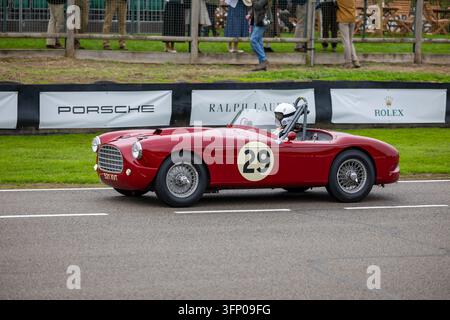 Automobile da corsa Jaguar C-Type rossa numero 29 in gara al Goodwood Revival sul circuito motoristico di Goodwood, nel West Sussex. Foto Stock