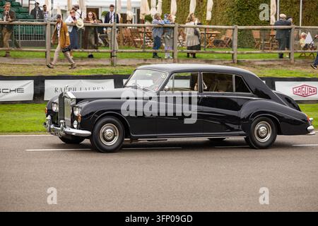 Berlina di lusso Rolls-Royce Phantom nera in corsa sul circuito motoristico di Goodwood durante il Goodwood Revival, nel West Sussex. Foto Stock