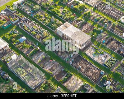 Vista aerea delle parcelle di orti comunitari con aiuole rialzate, serre e appezzamenti di verdure a Melbourne, VIC, Australia. Foto Stock