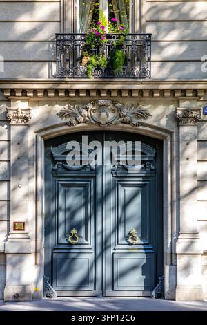 Porte d'ingresso verdi di un edificio a Saint Germain des Prés, Parigi, Île-de-France, Francia Foto Stock