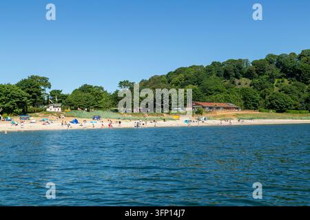 Spiaggia di Silver Sands vista dal mare in una calda giornata estiva a giugno, Aberdour, Fife, Scozia Foto Stock