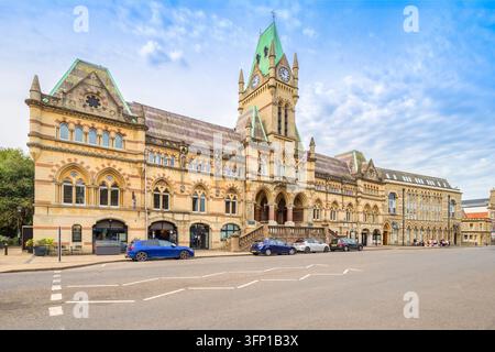 Winchester Guildhall, Hampshire, Regno Unito, in una giornata estiva affollata su The Broadway, cielo azzurro Foto Stock