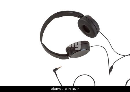 Auricolari over-ear neri isolati su uno sfondo bianco pulito, adatti per musica, audio, ascolto, intrattenimento, tecnologia, comunicazione e per Foto Stock