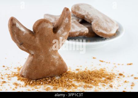 Biscotto natalizio con briciole su sfondo bianco, adatto per la preparazione di dolci natalizi, prelibatezze per le feste, cibo festivo, celebrazioni stagionali e decorazioni natalizie Foto Stock