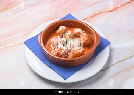 Deliziose polpette di carne fatte in casa servite in una ciotola di salsa di pomodoro Foto Stock
