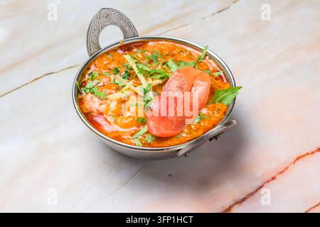 Delizioso curry indiano servito in una ciotola di metallo tradizionale Foto Stock