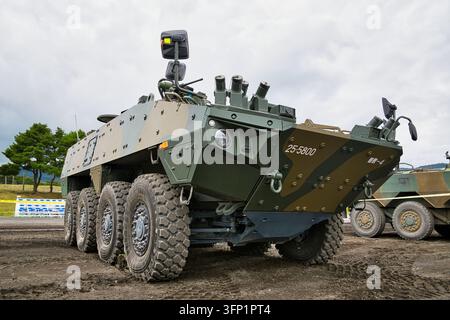Mezzo blindato su ruote Patria AMV XP 8x8 della Forza di Autodifesa Terrestre del Giappone, vista dall'alto, in esposizione statica Foto Stock