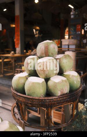 Pila di noci di cocco verdi a Bangkok, Thailandia Foto Stock