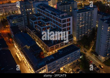 Vista aerea del centro finanziario di Varsavia e dell'architettura moderna circostante illuminata di notte nel centro città di Varsavia, Voivodato della Masovia Foto Stock