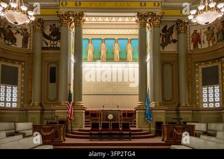 Filadelfia, Stati Uniti - 29 agosto 2026: Prospettiva ampia simmetrica di postazioni ufficiali elevate, statue classiche di cariatidi, colonne scanalate, Foto Stock