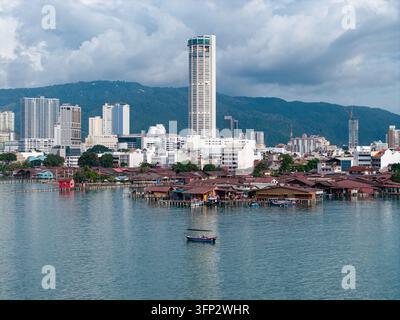 Penang, Malesia – 10 giugno 2026: Veduta aerea della torre Komtar che si erge sopra i moli storici dei clan e lo skyline urbano circostante lungo il co Foto Stock