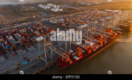 Corringham, Inghilterra, Regno Unito - 25 settembre 2026: Vista aerea del porto di London Gateway con navi portacontainer, gru e file di container colorati Foto Stock