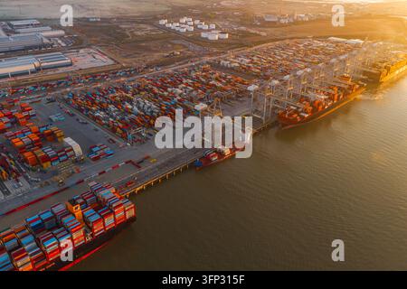 Corringham, Regno Unito – 25 settembre 2026: Veduta aerea del porto di London Gateway con navi portacontainer ormeggiate al terminal, file di navi colorate Foto Stock