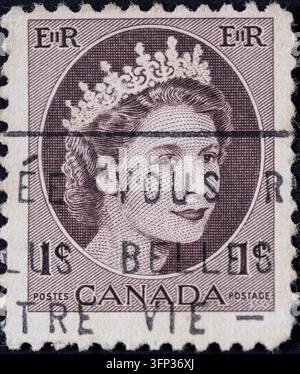 Chiang Mai, Thailandia: Francobollo canadese usato marrone violaceo da 1 centesimo emesso nel 1954 con ritratto della regina Elisabetta II, monogramma EIIR e timbro con slogan francese Foto Stock