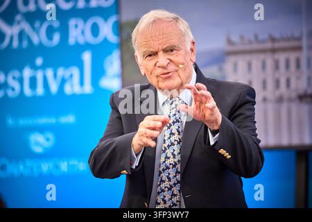 Jeffrey Archer al Queen’s Reading Festival durante l’autografo dei suoi libri Foto Stock