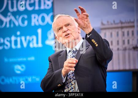 Jeffrey Archer al Queen’s Reading Festival durante l’autografo dei suoi libri Foto Stock