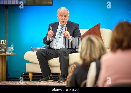 Jeffrey Archer al Queen’s Reading Festival durante l’autografo dei suoi libri Foto Stock